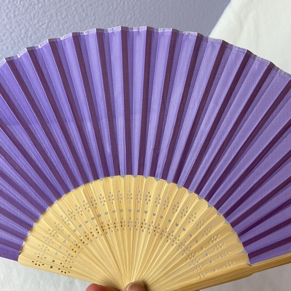 Purple intricate design bamboo folding fan - Picture 4 of 9